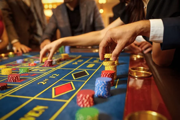 The Pros and Cons of Live Dealer Games at Online Casinos